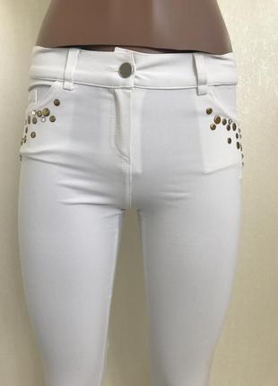 Стильные стрейчевые джинсики с металическим арнаментом на карманчике5 фото