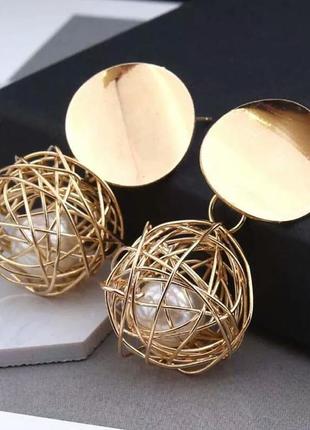 Необычные сережки золотистые шарики внутри с бусинками2 фото