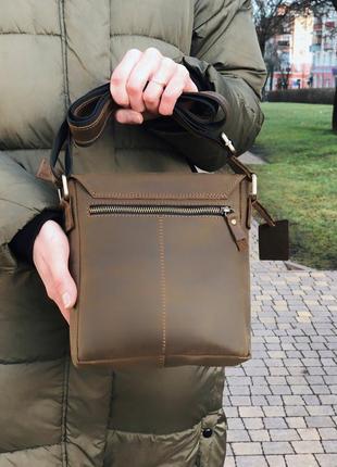 Мужская кожаная сумка оливковая с гравировкой3 фото