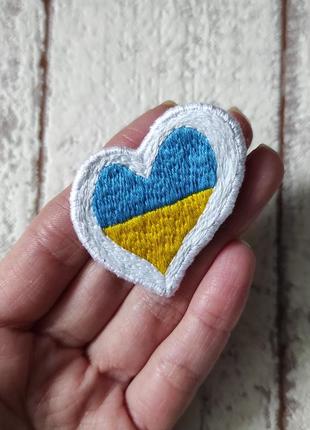 Україна, символіка, прапор. брошка ручної роботи, брошка серце, вишита гладдю