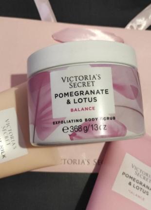 Скраб для тіла преміум колекція pomegranate lotus гранат+лотус victoria's secret вікторія сікрет вікторія сікрет оригінал1 фото