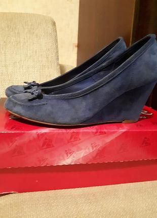 Туфлі на танкетці