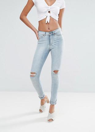 Новые джинсы с рванными коленками веро мода
