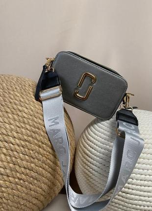 Marc jacobs the snapshot grey gold жіноча трендова сіра сумочка марк джейкобс сіра стильна сумка з ремінцем