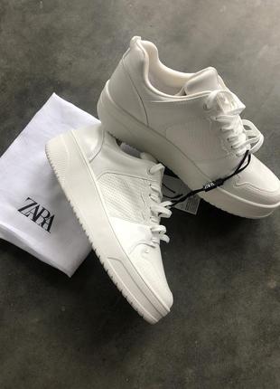 Кроссовки базовые белые zara на грубой тракторной подошве на платформе кросівки кеди зара на платформі