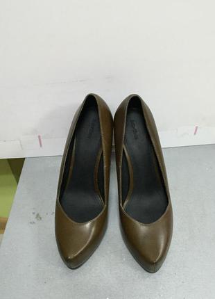 Туфли женские кожаные оливкового цвета на каблуке other stories2 фото