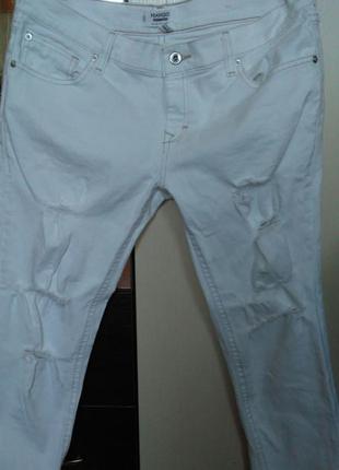 Белые джинсы mango с эффектом рваных, модель slim cropped