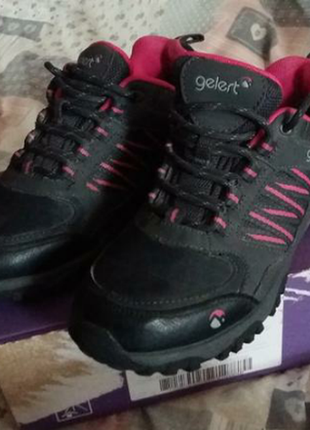 Фірмові кросівки