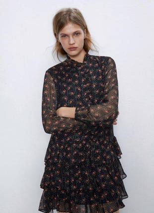Сукня в квітковий принт з рюшами воланами zara mango