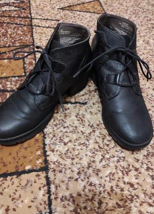 Чорні черевики на шнурівці з візерунком