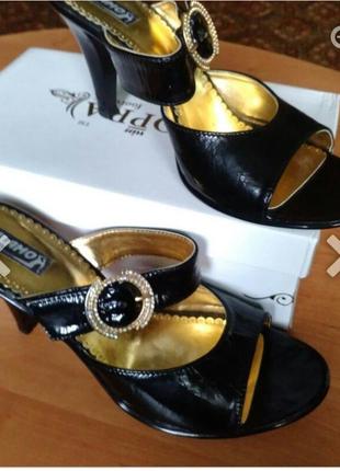 Красиві лакові босоніжки, шльопанці на підборах, устілка 26 см