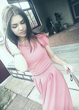 Гарне плаття. ніжний колір.