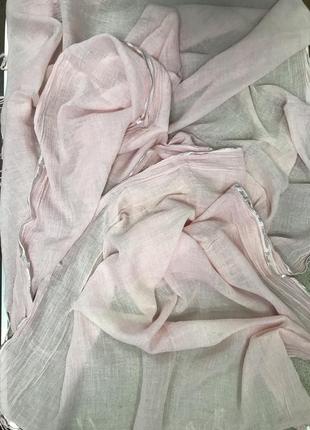 Нежно-розовый палантин с серебристой окантовкой2 фото