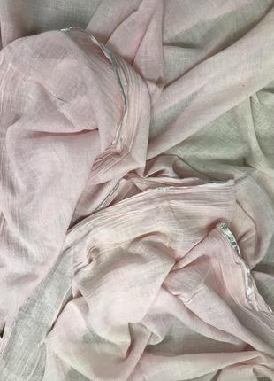 Нежно-розовый палантин с серебристой окантовкой3 фото