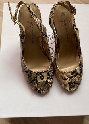 Босоніжки з принтом змії
