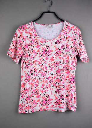 Красива яскрава футболка від vackpot