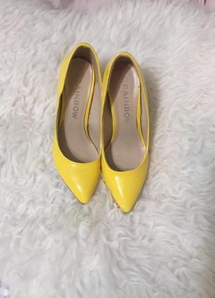 Яскраві туфельки