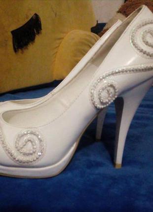 Белые туфли свадебные  туфли