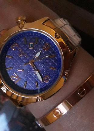 Часы классические в розовом золоте с календарем.