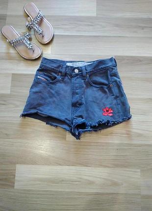 Модные джинсовые шорты ,застёжка на кнопках