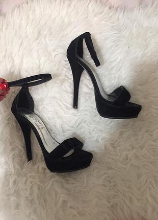 Нарядні босоніжки 36 р