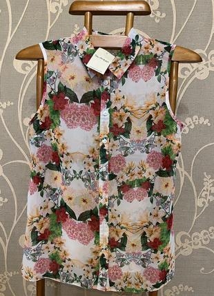 Очень красивая и стильная брендовая блузка в цветах.