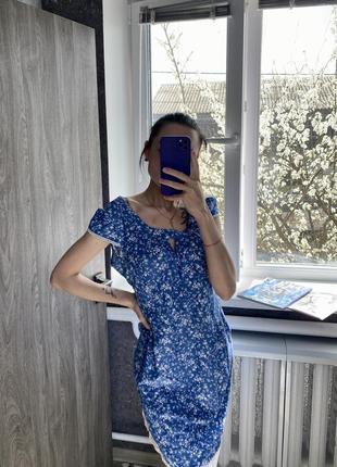 Платье синее в цветочный принт с ажурными нашивками2 фото