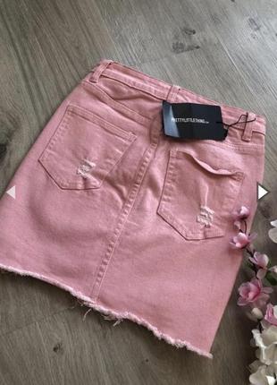 Очень стильная рваная стрейчевая джинсовая юбка мини prettylittlething4 фото