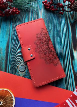 Красный кожаный кошелек с гравировкой «мандала»