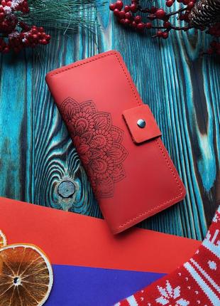 Красный кожаный кошелек с гравировкой «мандала»3 фото
