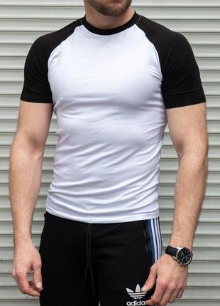 Чоловіча біла футболка з коротким чорним рукавом