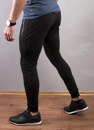 Мужские легкие спортивные беговые брюки черного цвета, на манжете6 фото