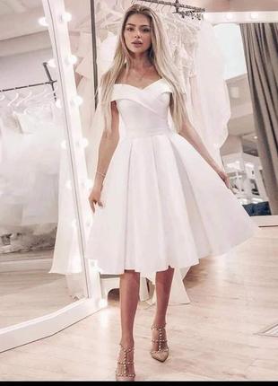 Ніжне біле плаття з відкритими плечима