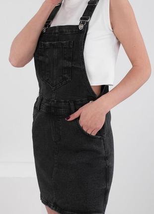 Стильный черный джинсовый сарафан с карманом модный