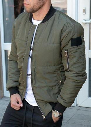 Чоловіча демісезонна куртка-бомбер кольору хакі8 фото