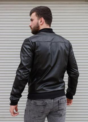 Черная классическая мужская куртка из кожзама6 фото