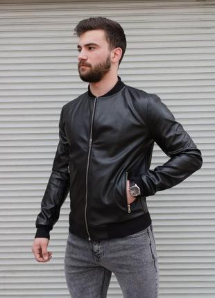 Черная классическая мужская куртка из кожзама1 фото