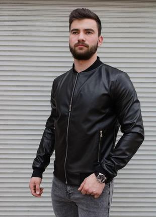 Черная классическая мужская куртка из кожзама4 фото