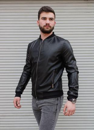 Черная классическая мужская куртка из кожзама5 фото