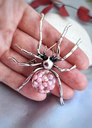 Брошка-павук з натуральними квітами озотамнуса в смолі2 фото