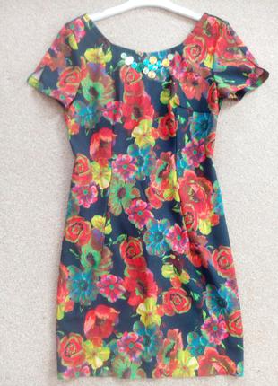 Красивое платье в цветах.