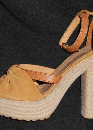 Эффектные замшевые босоножки фирмы hotic