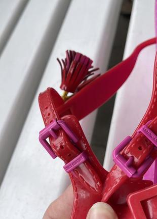 Силиконовые розовые яркие сандали с кожаными кисточками juicy couture3 фото
