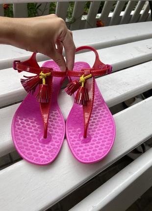 Силиконовые розовые яркие сандали с кожаными кисточками juicy couture4 фото