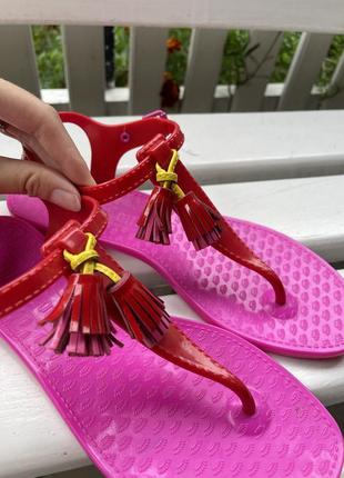 Силиконовые розовые яркие сандали с кожаными кисточками juicy couture5 фото