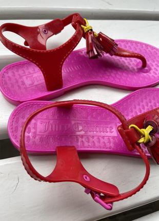 Силиконовые розовые яркие сандали с кожаными кисточками juicy couture10 фото