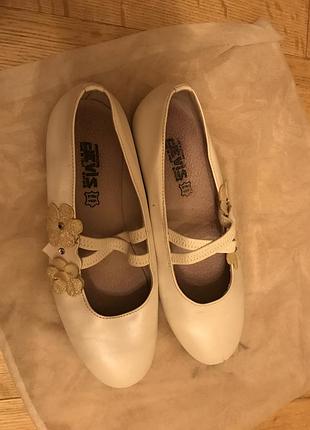 Біленькі туфлі