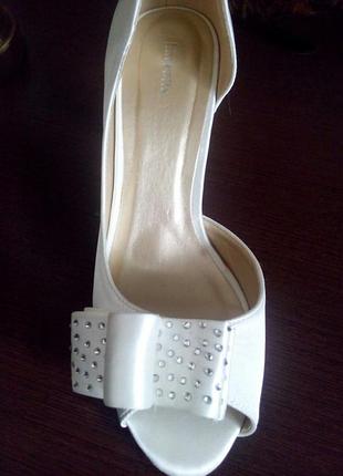 Атласні туфлі