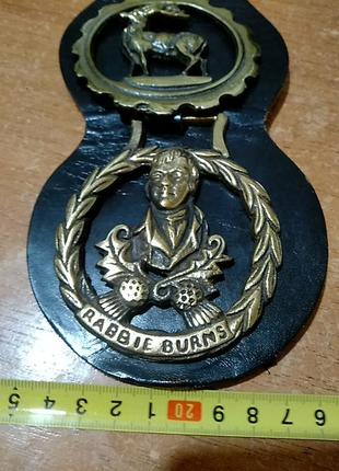 Rabbie burns. лутунные медальоны. часть парадной упряжи для лошадей. на толстой...