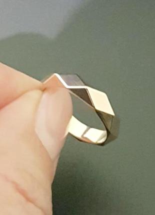 Обручальное золотое кольцо геометрич